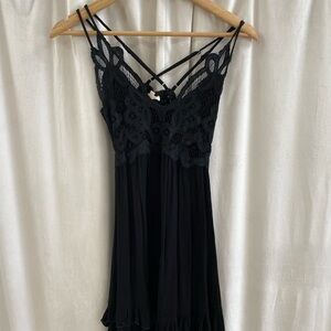 LA MIEL Black Lace-Detail Dress
